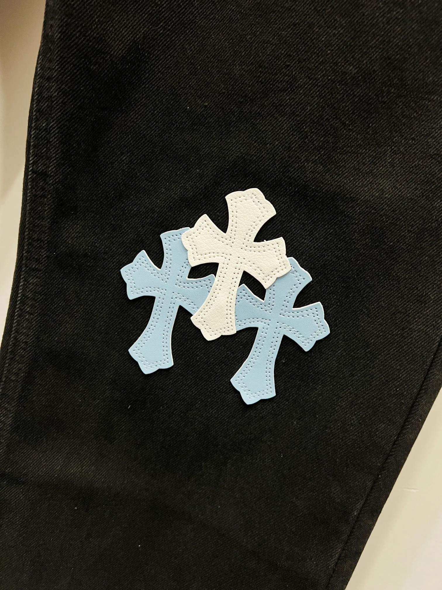 P260 Style number: (K650) Style number: (K550) Chrome Hearts & Chrome Hearts CH city limited series Sanskrit cross patch leather jeans need to be washed and then disassembled and hand-sewn sheepskin cross leather is then spliced ​​to complete. The whole piece requires too much craftsmanship to explain. The texture can be seen in the hand, and it looks good. The styles with different washed textures are very friendly to people with thin legs and thick legs. The straight version is very flattering to the leg shape. The moderate length is timeless and can be matched easily and casually. It is the basic styling foundation for various styles and is a must-have in the wardrobe! The fabric is stiff but also makes the upper body soft without losing texture. The washing process is even more perfect. It is a must-have item for everyone! ! ! Washed wheat, hang tag, pants label, three labels are complete, the upper body effect is particularly stiff and stylish, super stylish, same style for men and women - Color: Size: 28 30 32 34